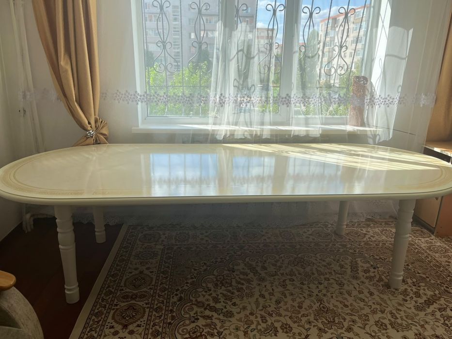 Продам стол в гостиную
