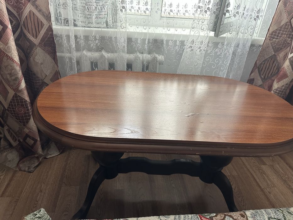 Продам столик деревянный