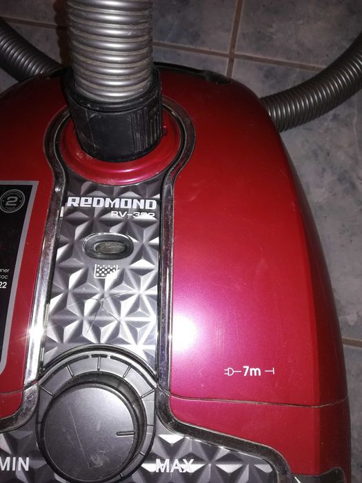 Пылесос REDMOND рабочий