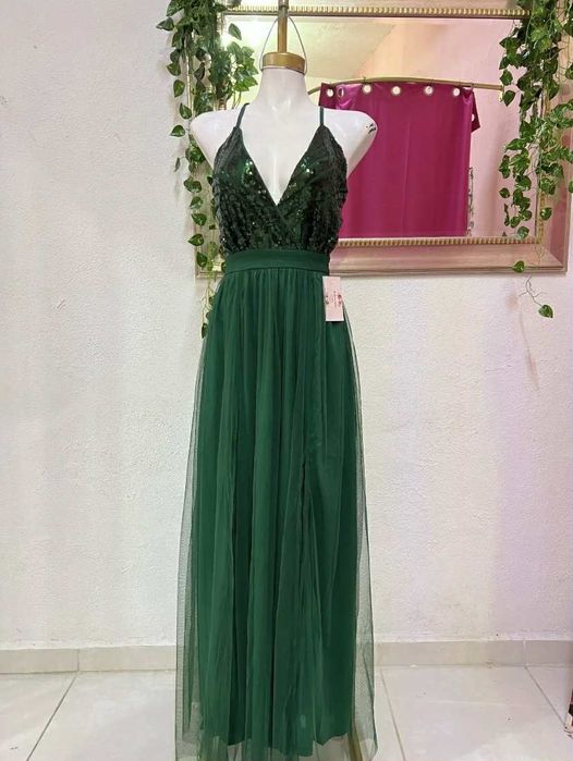 Зелена рокля с гол гръб