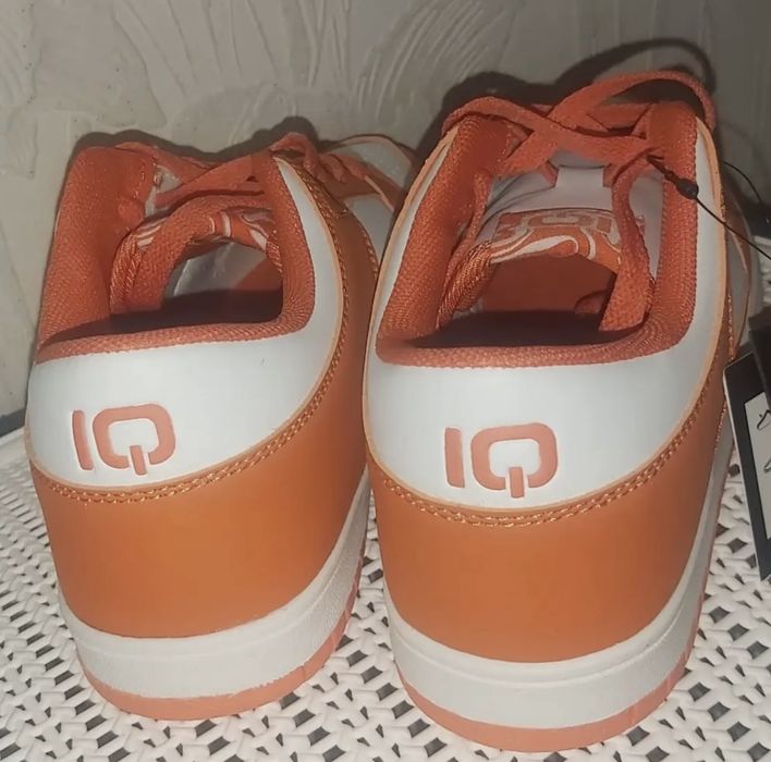 Продам женские кроссовки