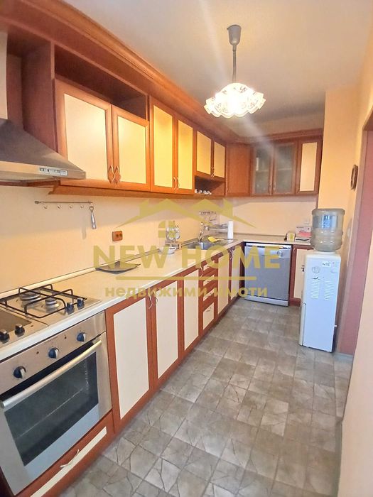 Светъл, слънчев, топъл апартамент под наем.