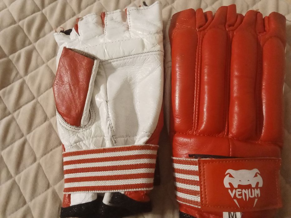 Шингарты Venum (M) красные, хорошее состояние