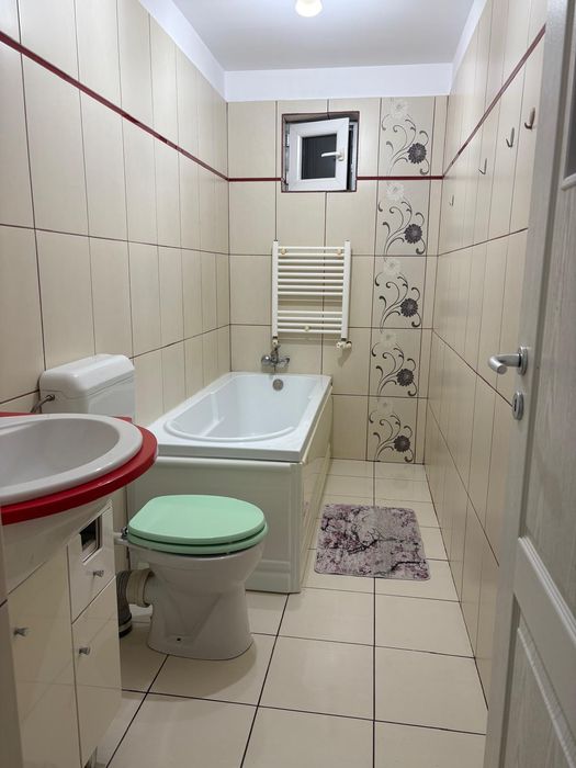Inchiriez apartament la mansarda.