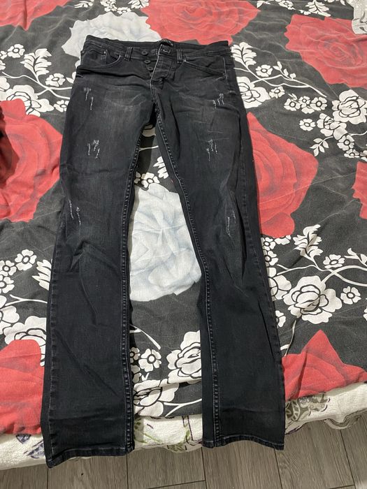 Pantaloni de blugi hanorac si adidasi