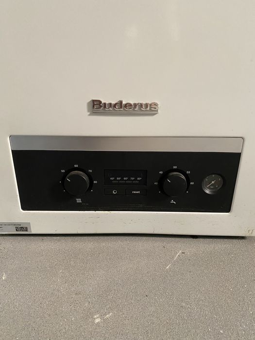 Vând centrală termică Buderus pe gaz 24 kW