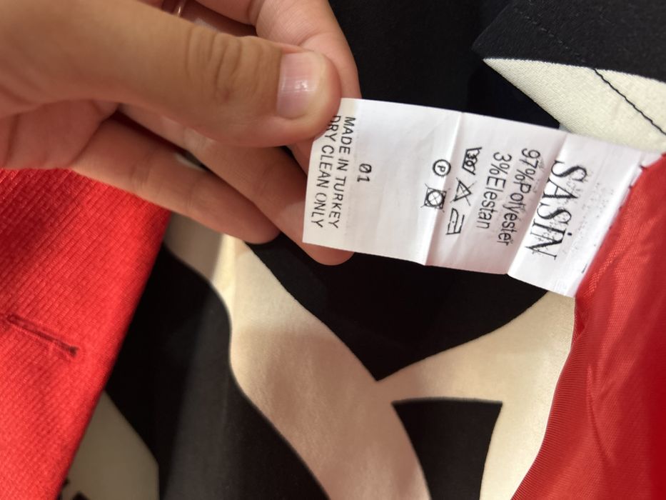 Пизжак красный .