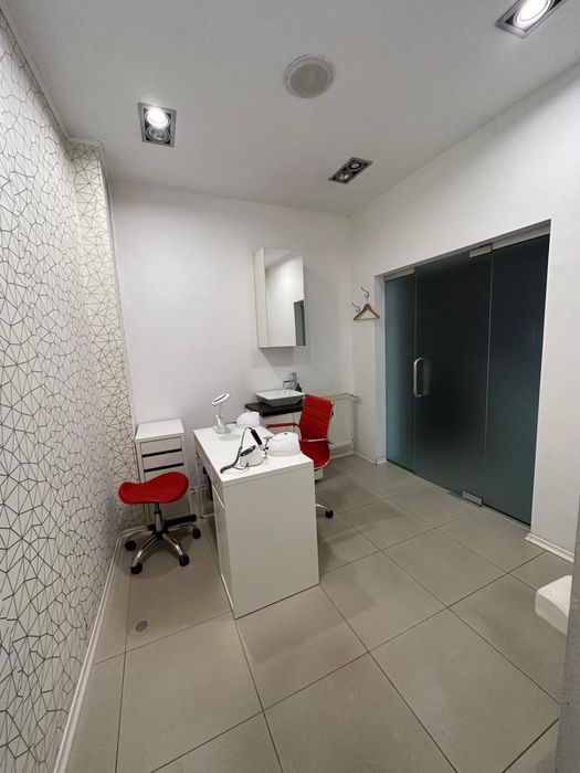 Inchiriez sala  manichiura nemobilata cu cheltuieli incluse!