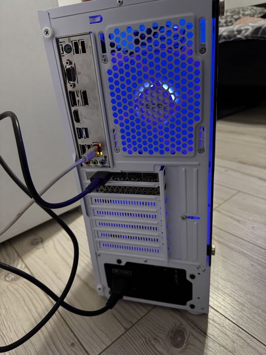 Vand pc gaming cu periferice si monitor