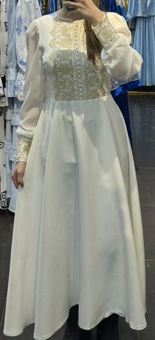 Продам белое платье с орнаментом