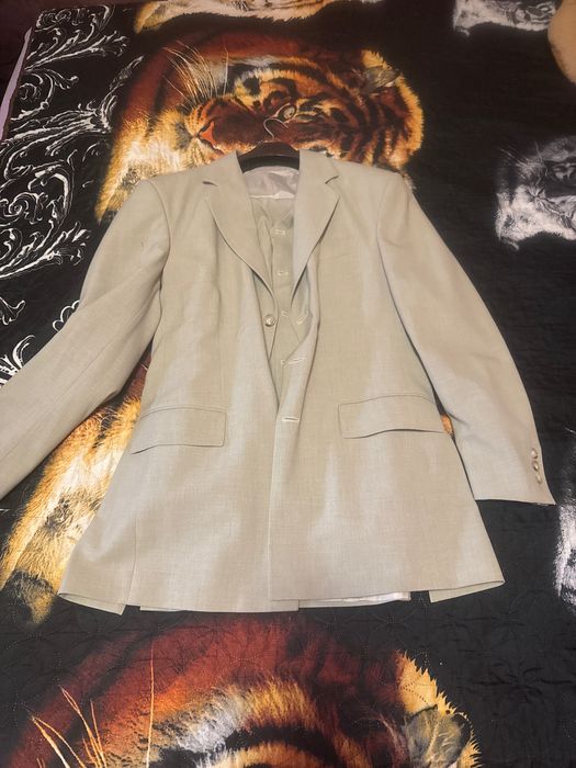 Официален костюм