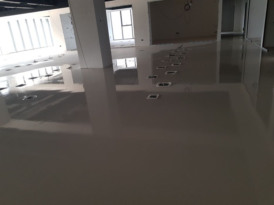 Nalivnoy pol. Laminant, tarket, kavralon