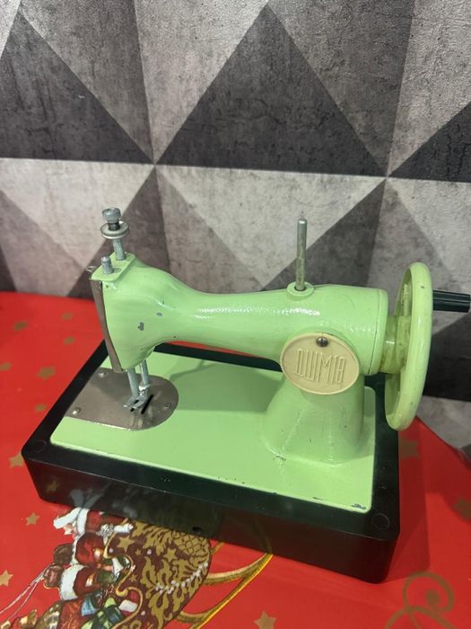 Миниатюра швейной машинки