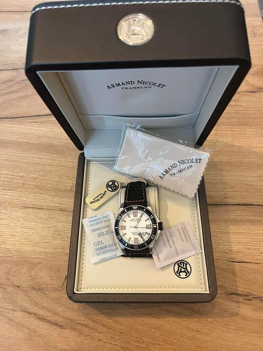 Швейцарски,мъжки часовник