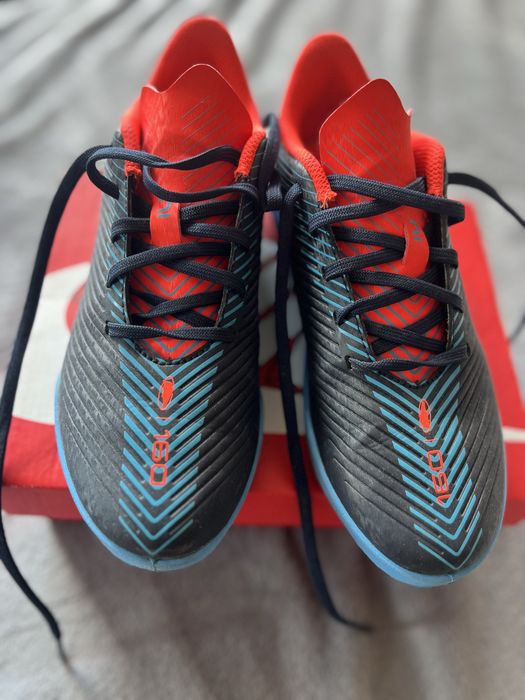 Футболни обувки за зала