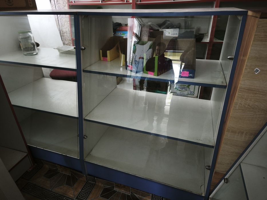 Стилаж ва ветриналар тайёр.