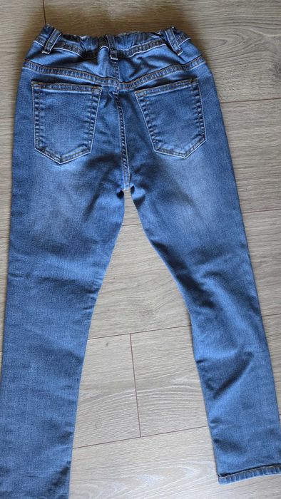 Продавам детски дънки р.140/146