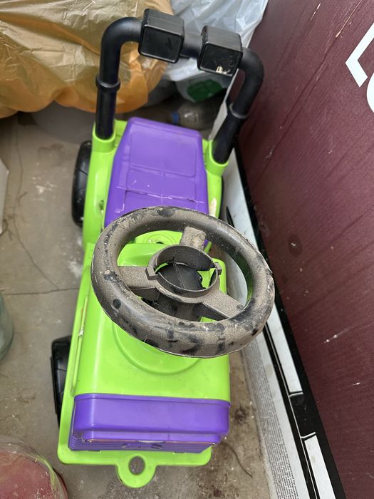 Пластмассовый трактор для детей