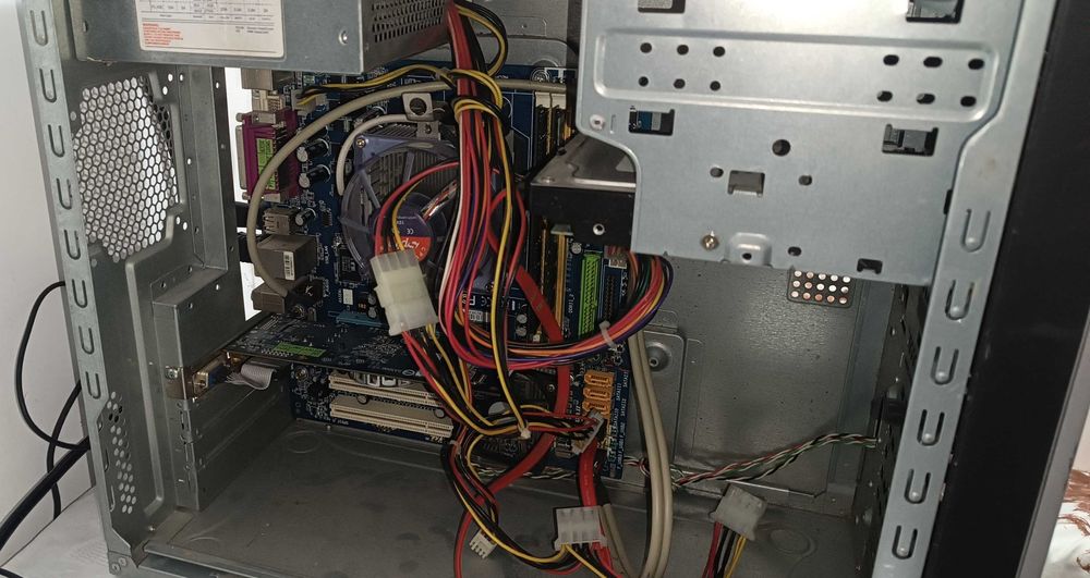 Unitate PC funcțională + Monitor LCD, Webcam, Tastatură, Mouse