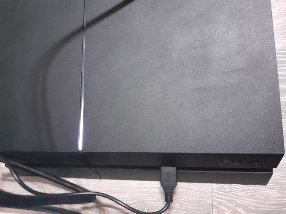 Продавам ps4 slim 500gb