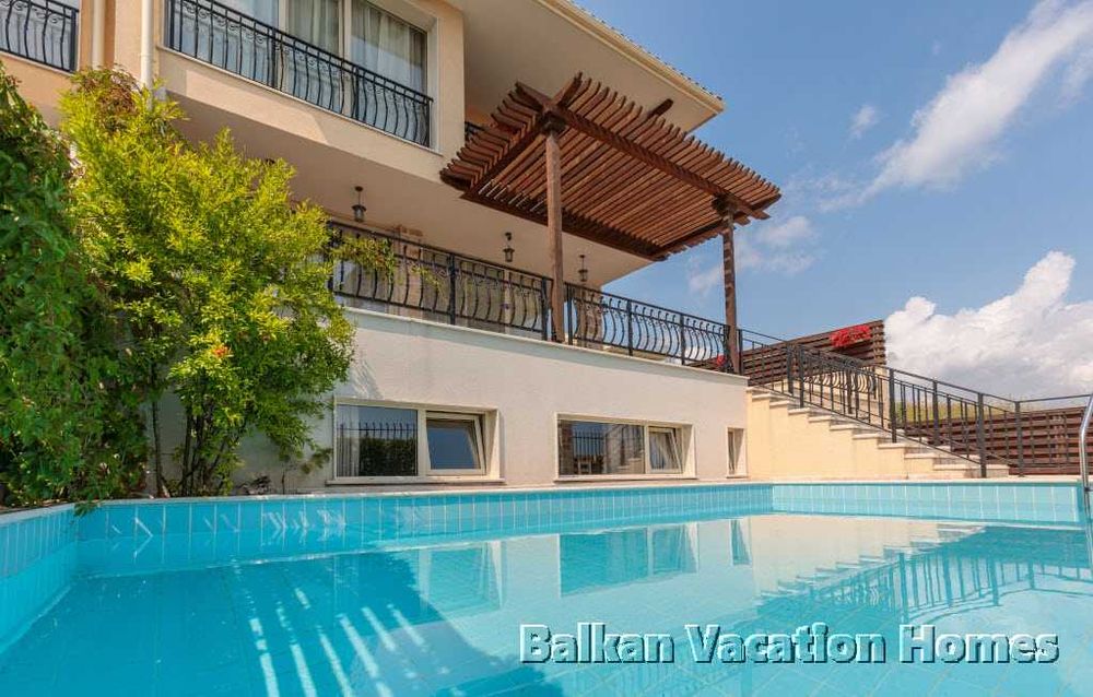 Луксозна вила с 5 спални на брега на морето в Лозенец