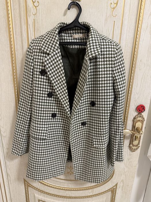 Продам пиджак, почти новое, одевала пару раз, цена- 5 тыс,