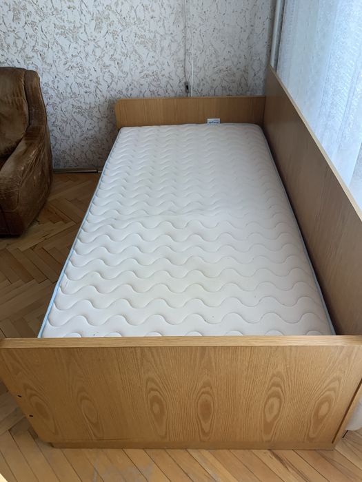 Легло с матрак и чекмеджета
