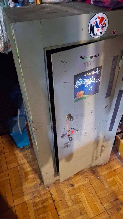 Стальной ящик - сейф Б/У производства СССР.