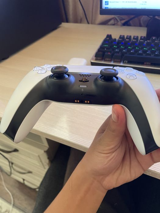 Продам оригинальный джостик от Playstation 5