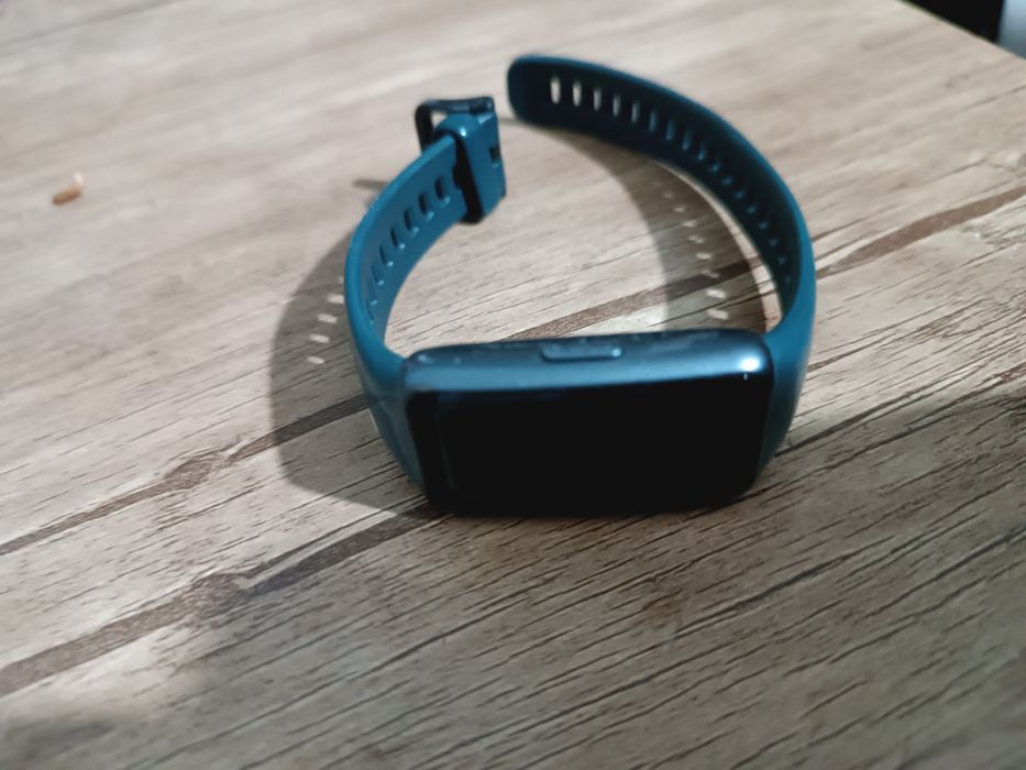 Huawei band 6 smart soati sotiladi.