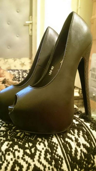 Pantofi cu toc cu bot decupat