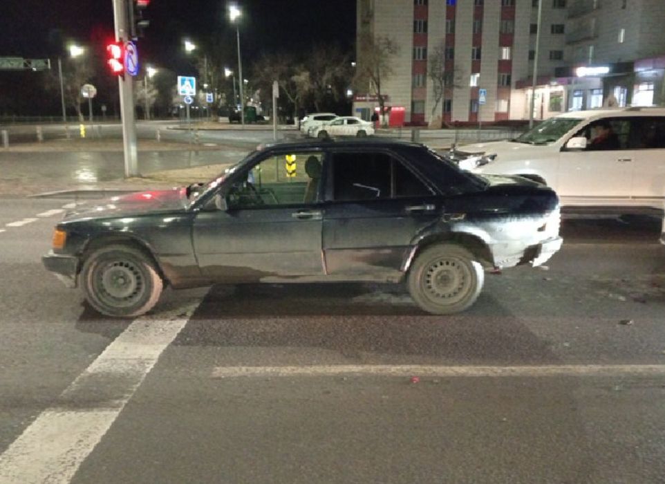 Машина Mercedes 190