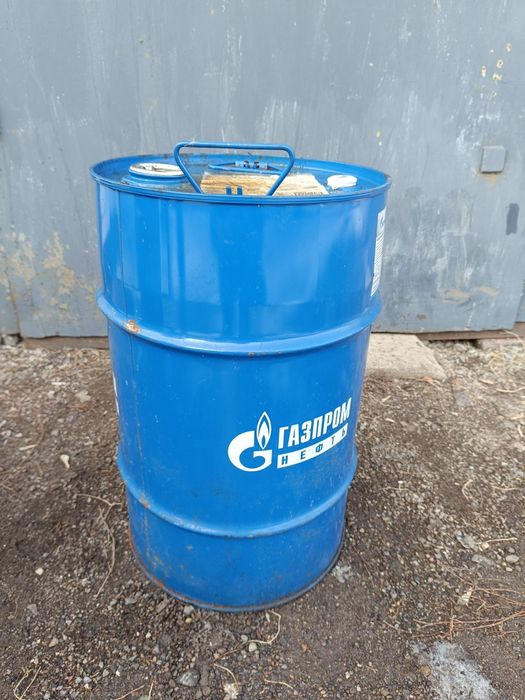 Канистры по 50 литров.