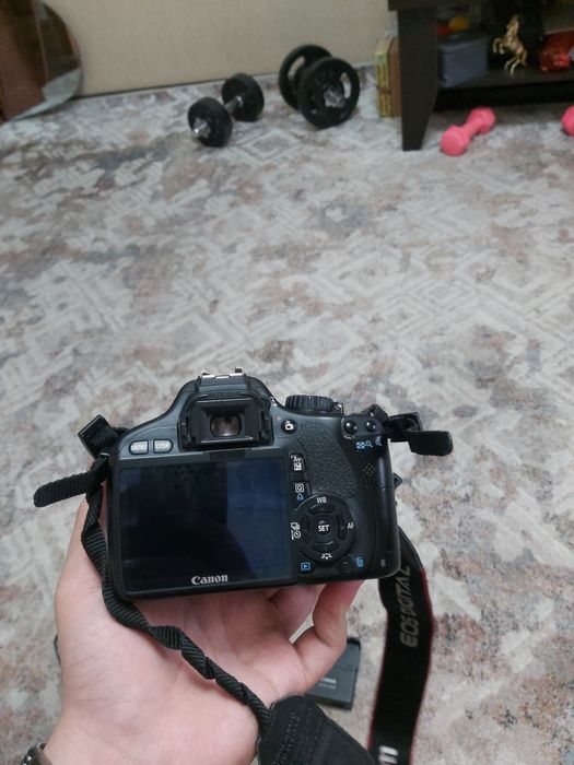 Canon 550D и Nikon D3000