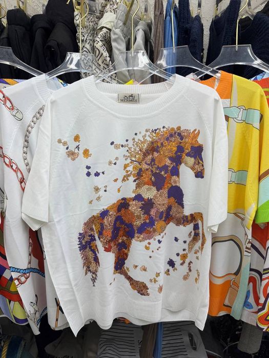 Женские люксовые кофты и футболки