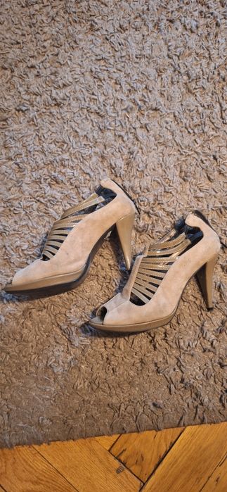 Pantofi cu toc, cu barete, bej, marime 37, stare buna
