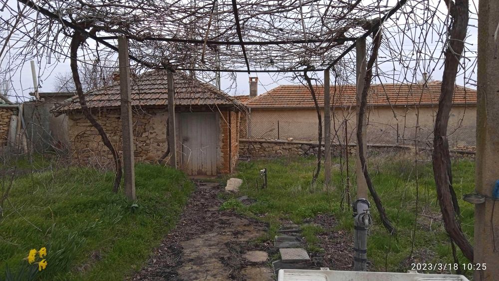 Продава се къща с двор, харман, градина и селскостопански постройки