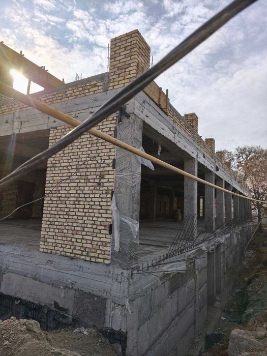 Продаются квартиры и магазины в центре Кагана вдоль дороги.