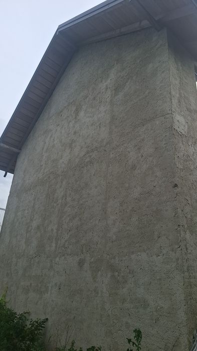 Vand casa in zona todireni centru langa primarie .este facut nou apa trasa ,curent tras, casa are 3 camere 2 bai bucatarie +living ..casa are si beci