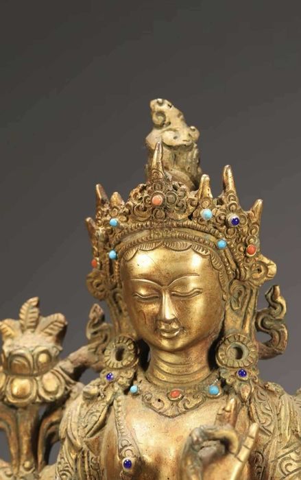 Statuie Tara din bronz aurit tibetan/nepalez, cu incrustații, patinată