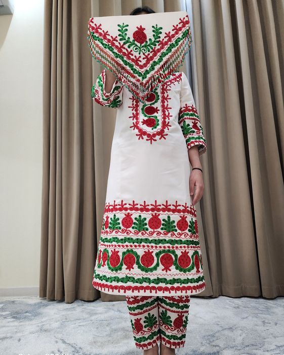 Buxoro popuri,judayam chiroyli naqshli kòylak