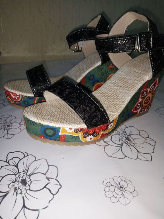 Босоножки  6000 тысяч