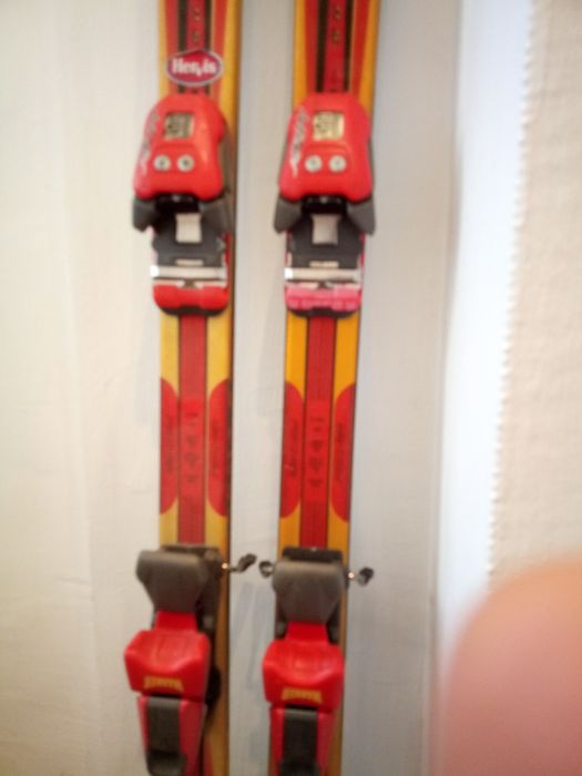 Vând schiuri adulți Fischer RC4 cu legături