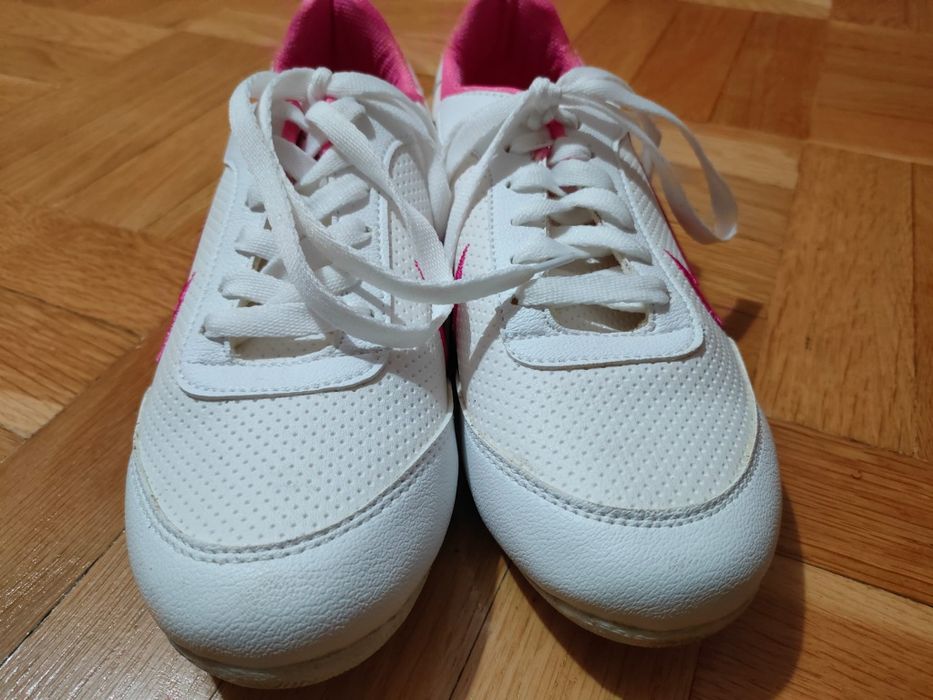 нови маратонки NIKE номер 36
