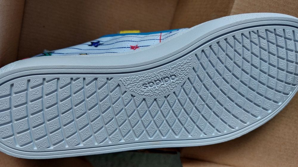 Adidași Adidas Vulc Raid3R Mickey Mărime 35/22 cm interior.