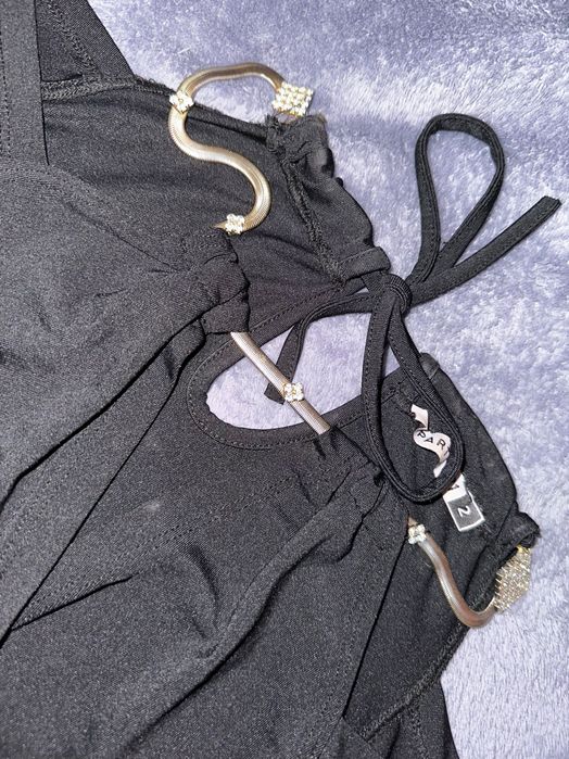 Блуза със сребърен елемент на врата