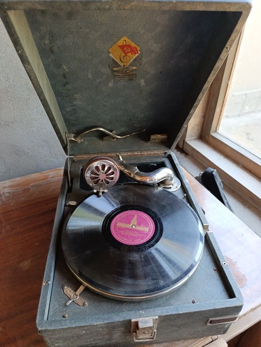 Патефон с запасными иглами