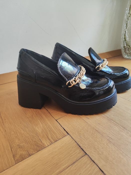 Обувки с дебела подметка на ток