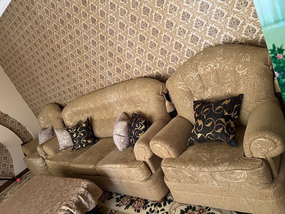 Диван и двух кресел для гостиной Мебель в хорошем состоянии и +подушки