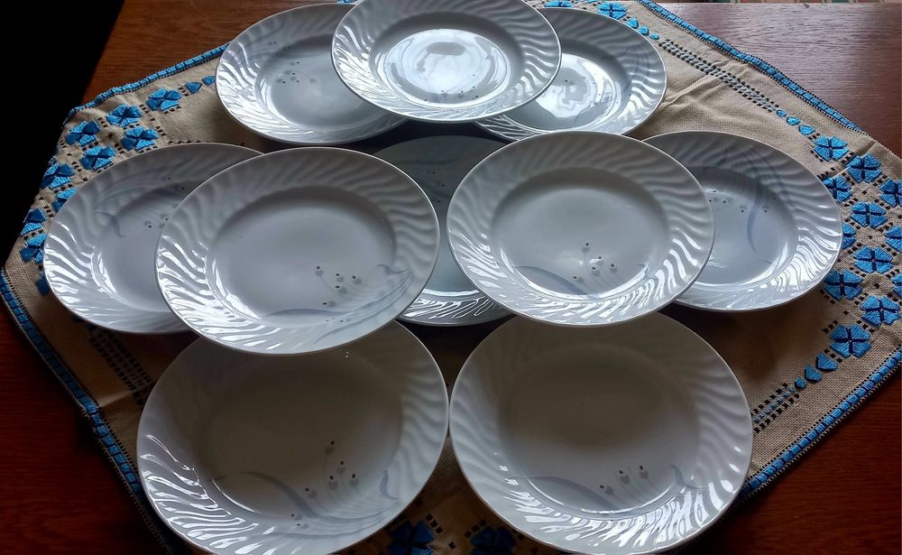 Супник, сосиера и чинии